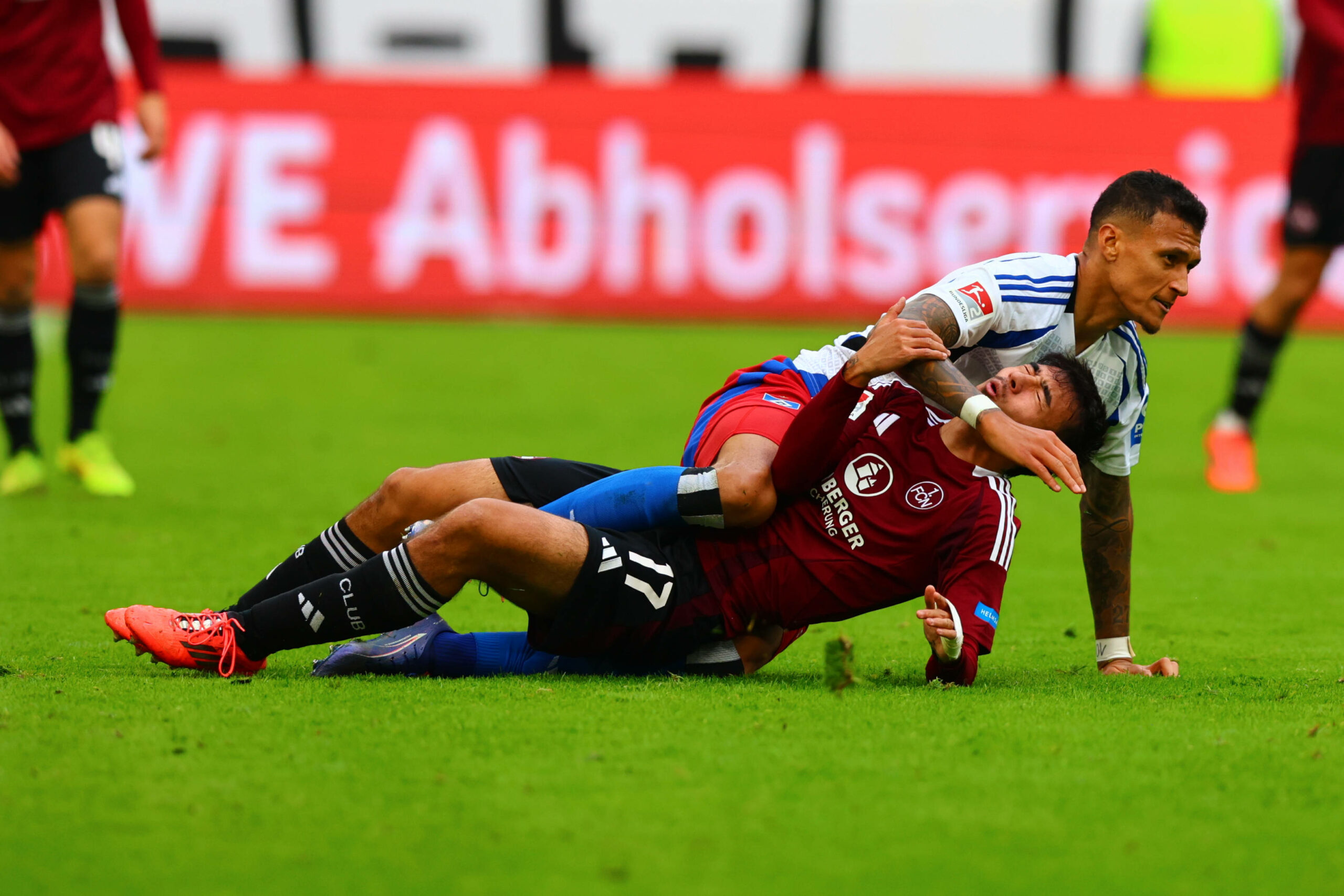 Es lief nicht rund: Auch HSV-Stürmer Davie Selke (r./gegen Nürnbergs Jens Castrop) blieb diesmal ohne Treffer.