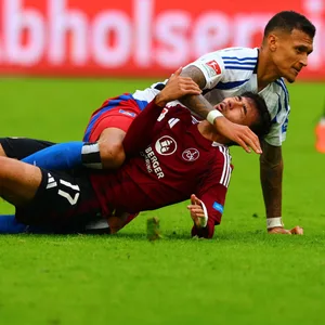 Es lief nicht rund: Auch HSV-Stürmer Davie Selke (r./gegen Nürnbergs Jens Castrop) blieb diesmal ohne Treffer.