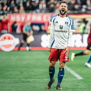 Marco Richter ärgert sich über seinen Pfostenschuss.