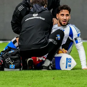 Ludovit Reis wird nach seiner Verletzung gegen Nürnberg behandelt
