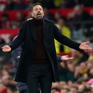 Van Nistelrooy reklamiert mit den Armen an der Seitenlinie