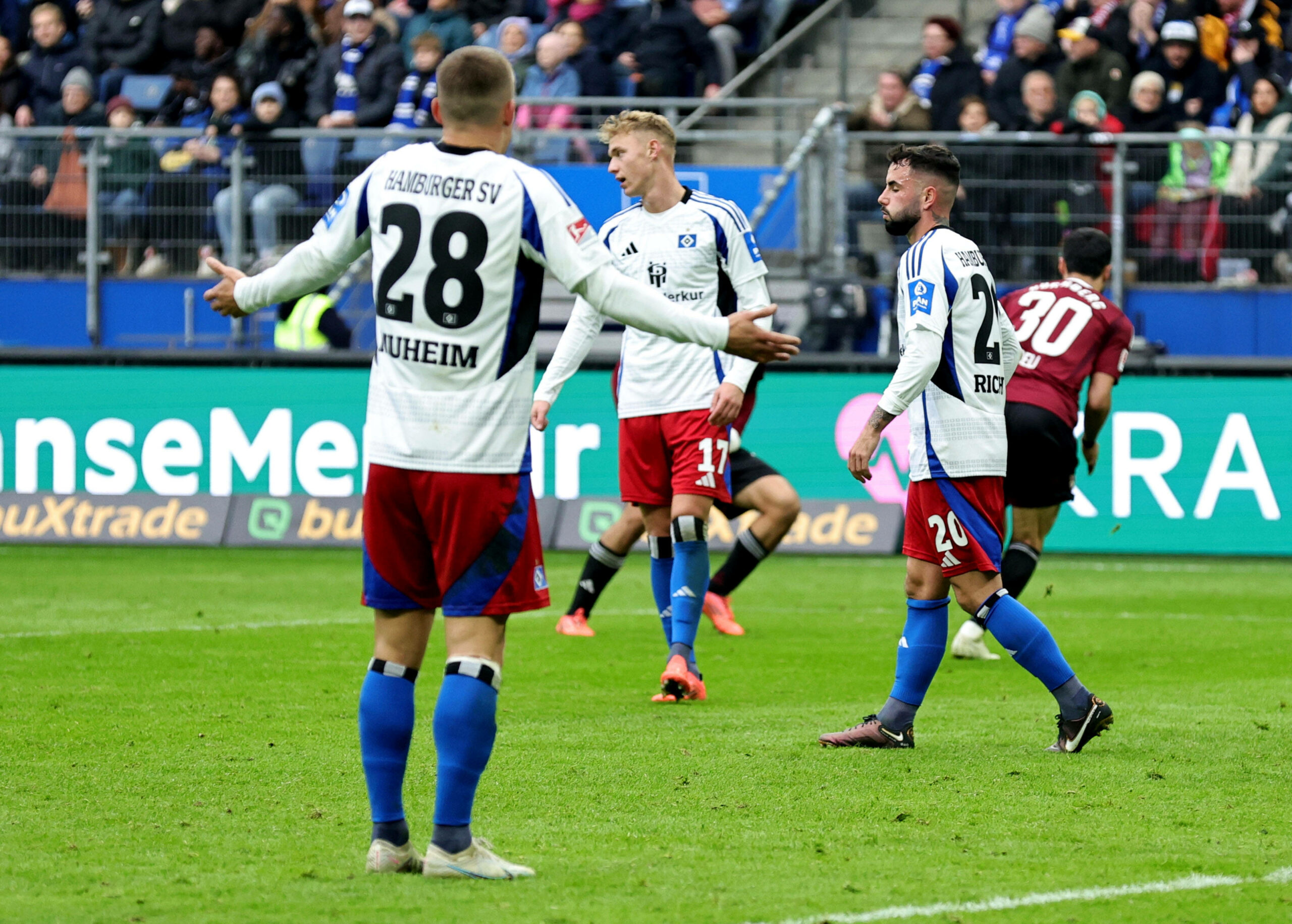 Adam Karabec und Marco Richter nach einer vergebenen HSV-Chance