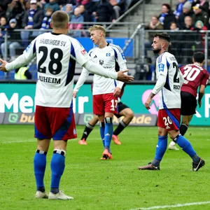 Adam Karabec und Marco Richter nach einer vergebenen HSV-Chance