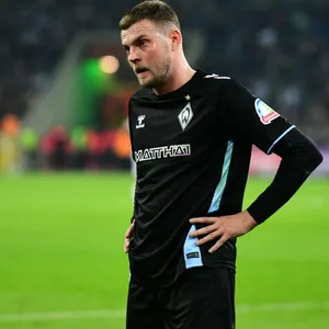 Marvin Ducksch steht mit den Händen an den Hüften auf dem Spielfeld