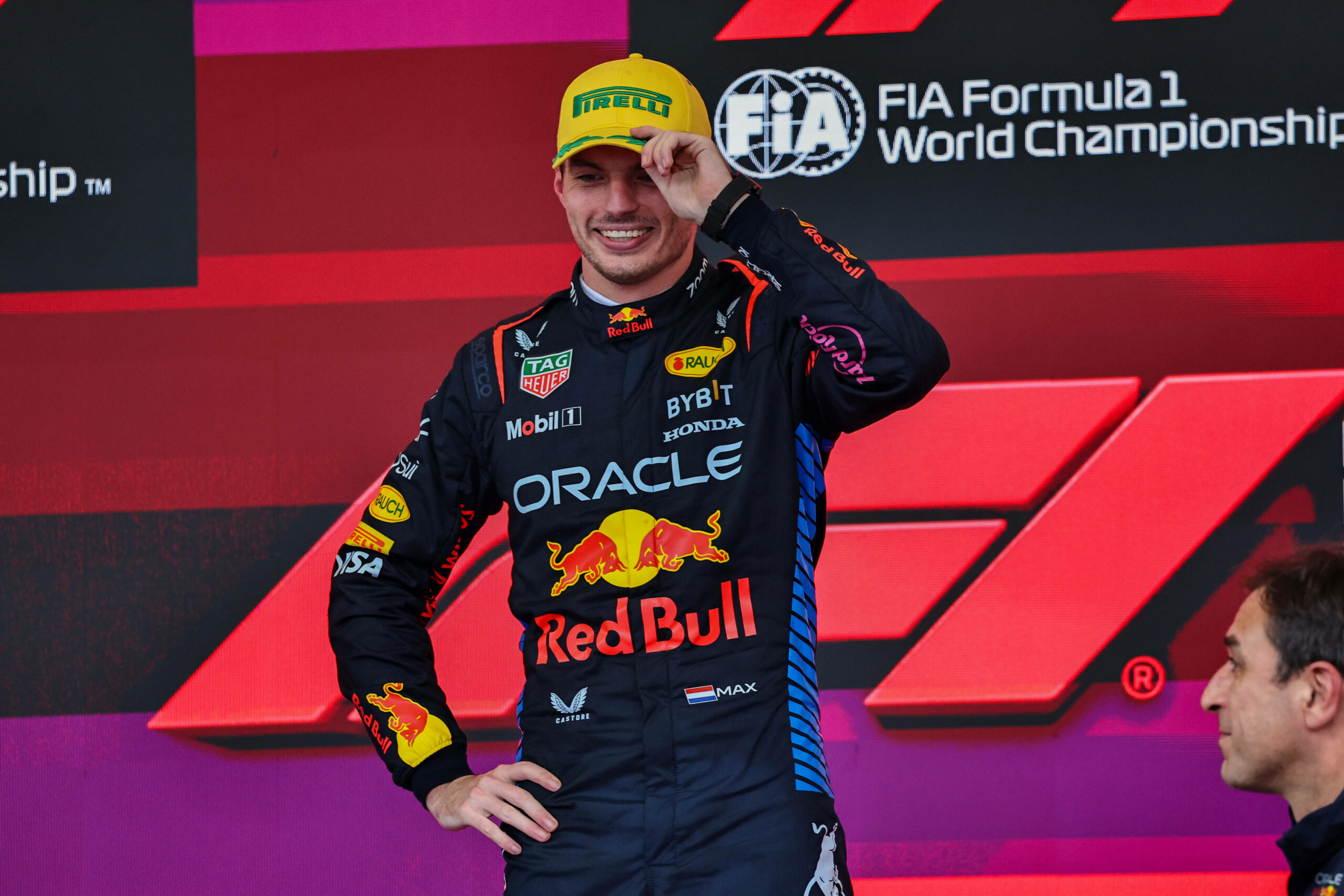 Max Verstappen mit Cap auf dem Siegerpodest