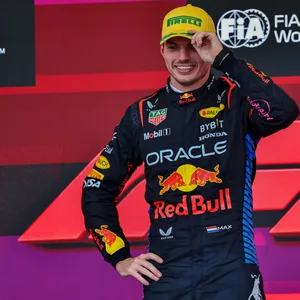 Max Verstappen mit Cap auf dem Siegerpodest