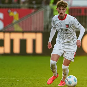 Paul Wanner im Trikot des FC Heidenheim mit Ball am Fuß