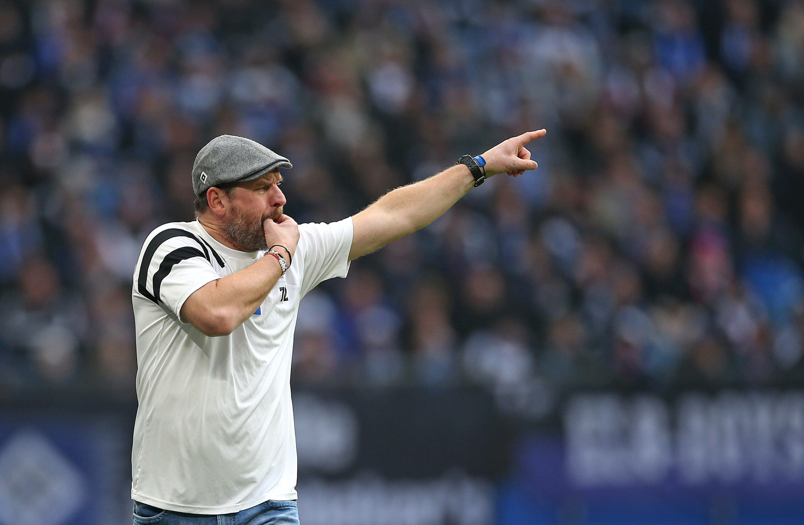 HSV-Trainer Steffen Baumgart pfeift auf den Fingern und zeigt mit der anderen Hand nach oben