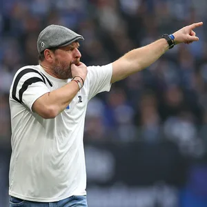HSV-Trainer Steffen Baumgart pfeift auf den Fingern und zeigt mit der anderen Hand nach oben