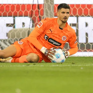 Nikola Vasilj pariert einen Ball