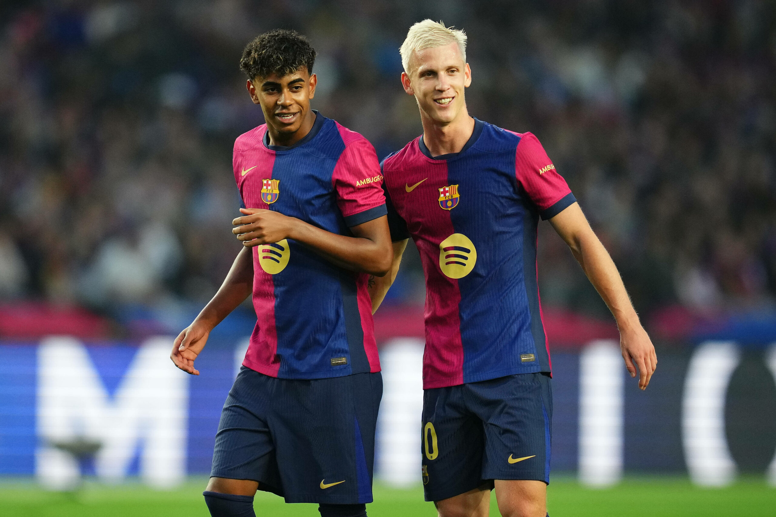 Lamine Yanal und Dani Olmo im Trikot des FC Barcelona reden miteinander