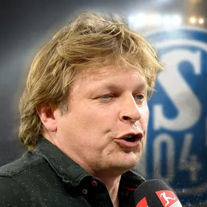 Youri Mulder in ein Mikrofon sprechend als Fotomontage mit Schalke-Logo im Hintergrund