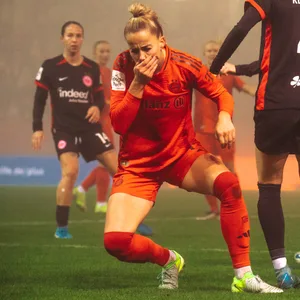Giulia Gwinn verlor nach einem Ellbogenschlag von Sophia Kleinherne einen Zahn.