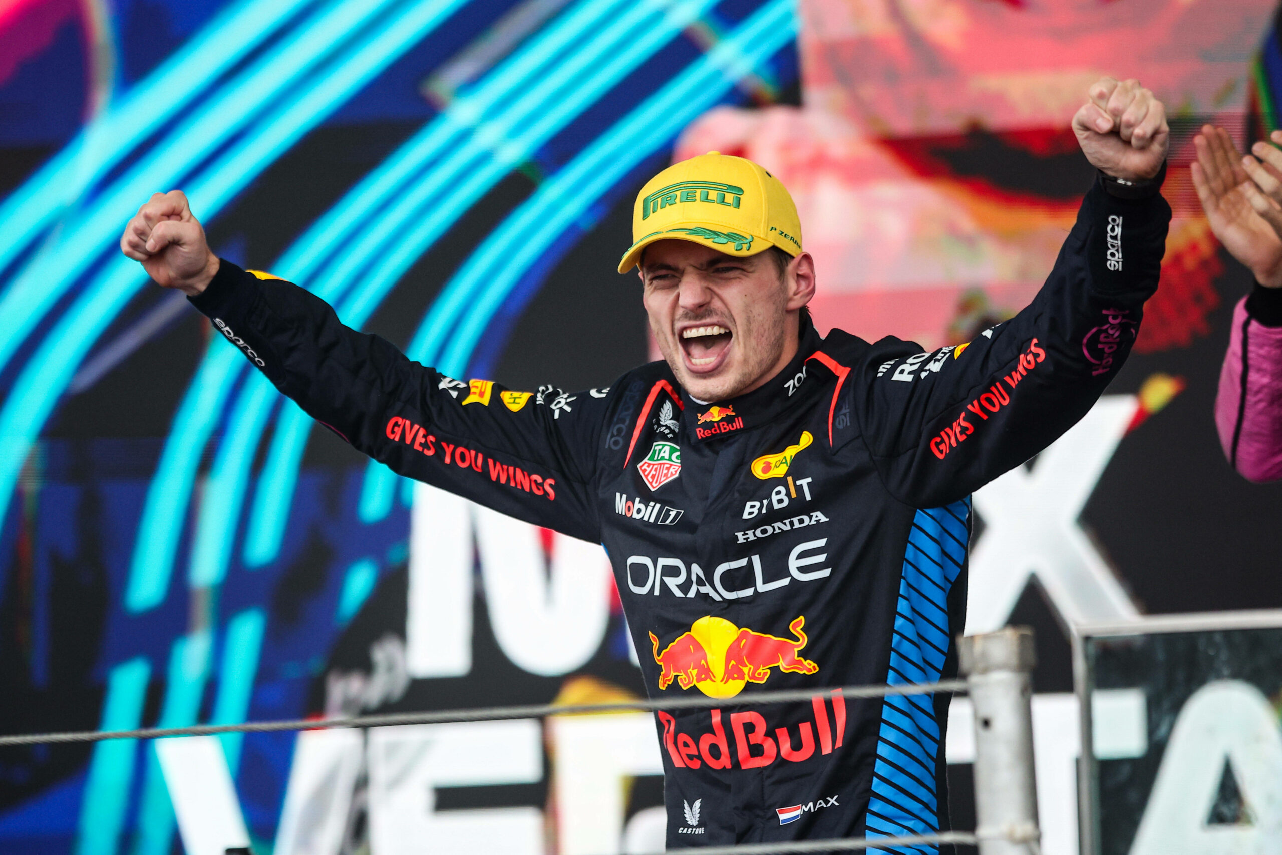 Max Verstappen jubelt mit geballten Fäusten