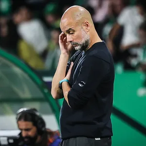 Pep Guardiola schaut betrübt und kratzt sich an der Stirn