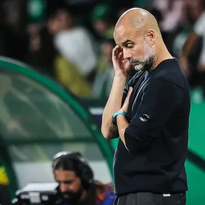 Pep Guardiola lässt sich während des Spiels an den Kopf