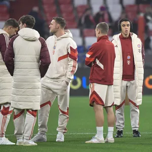 Profis des FC Bayern beim Warmlaufen