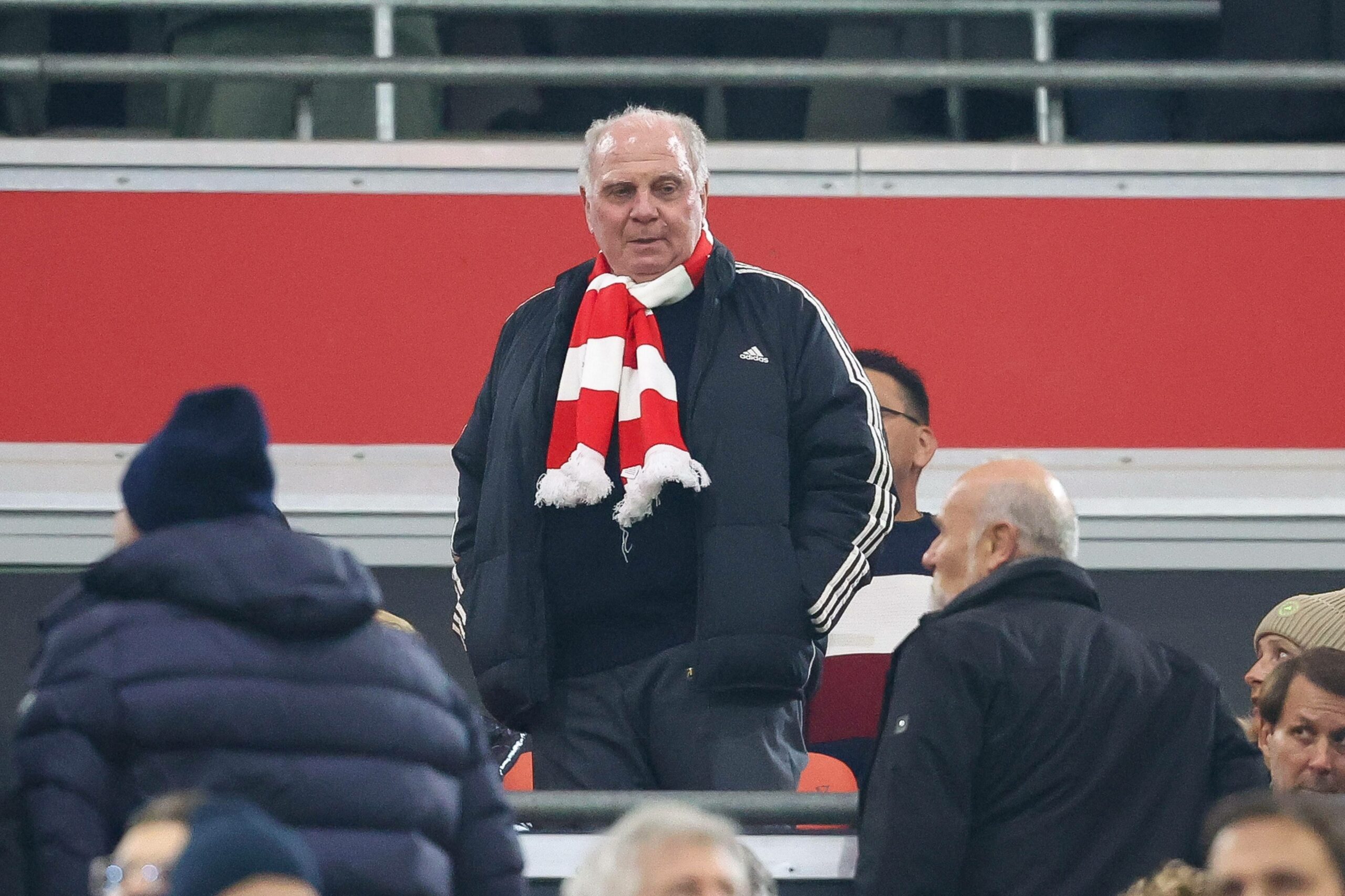 Uli Hoeness mit Bayern-Schal auf der Tribüne der Allianz Arena