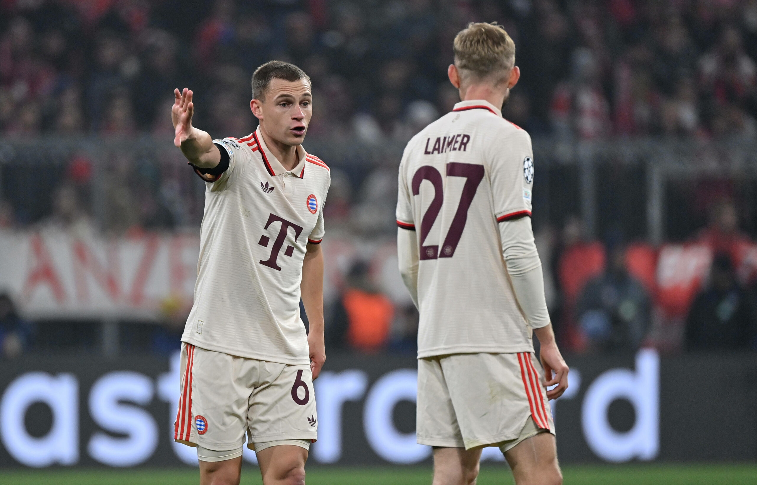 Joshua Kimmich im Trikot des FC Bayern München gibt Mitspieler Konrad Lahmer Anweisungen im Spiel