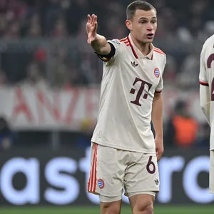 Joshua Kimmich im Trikot des FC Bayern München gibt Mitspieler Konrad Lahmer Anweisungen im Spiel