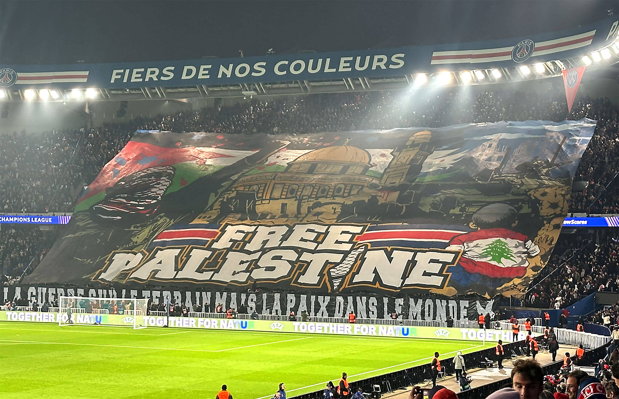 Banner mit der Aufschrift „Free Palestine“ auf der Tribüne der PSG-Fans