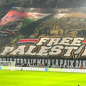 Banner mit der Aufschrift „Free Palestine“ auf der Tribüne der PSG-Fans
