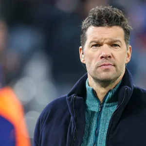 Michael Ballack schaut in die Kamera