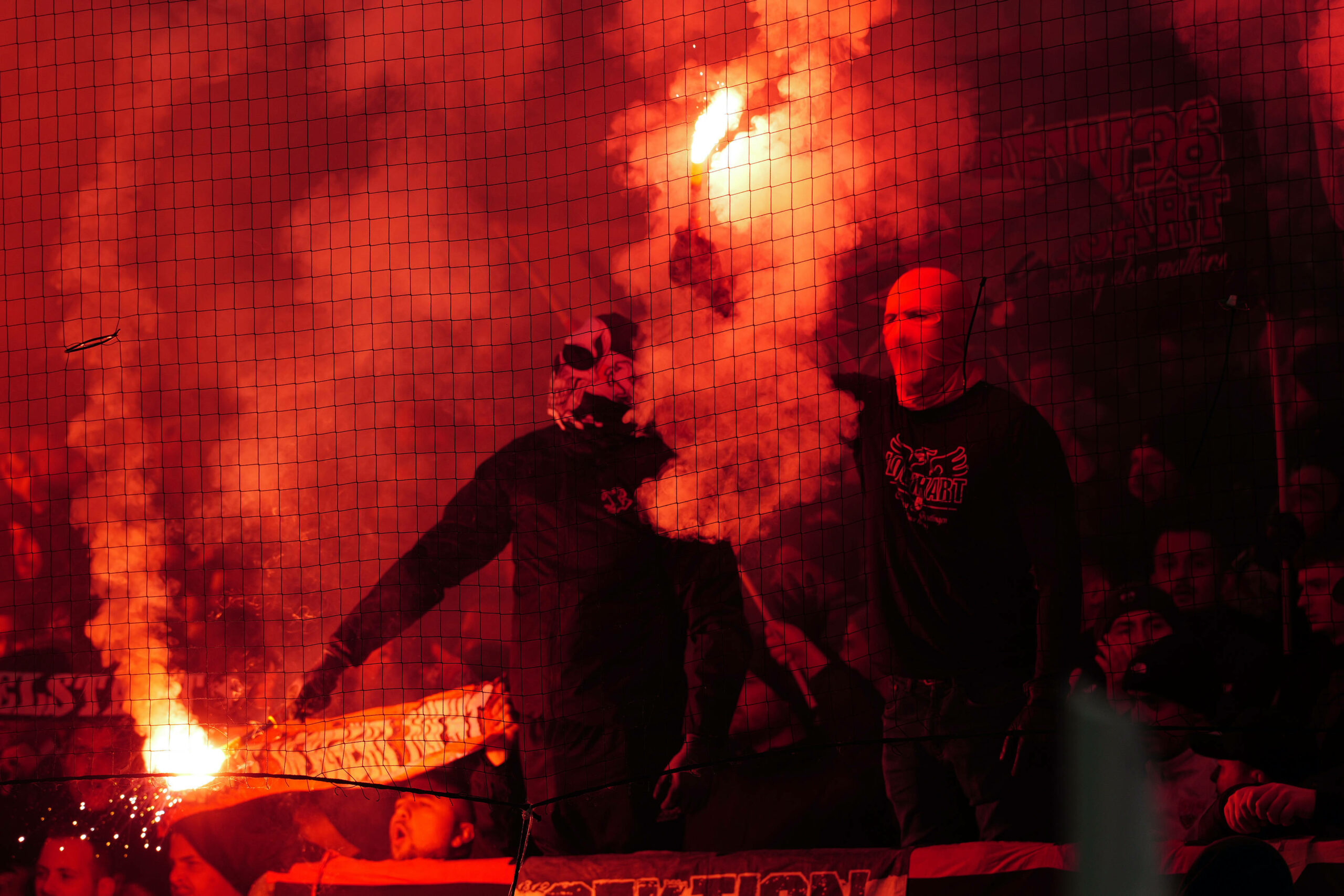 Ultras des VfB Stuttgart brennen beim Champions-League-Spiel gegen Atalanta Bergamo Pyrotechnik ab