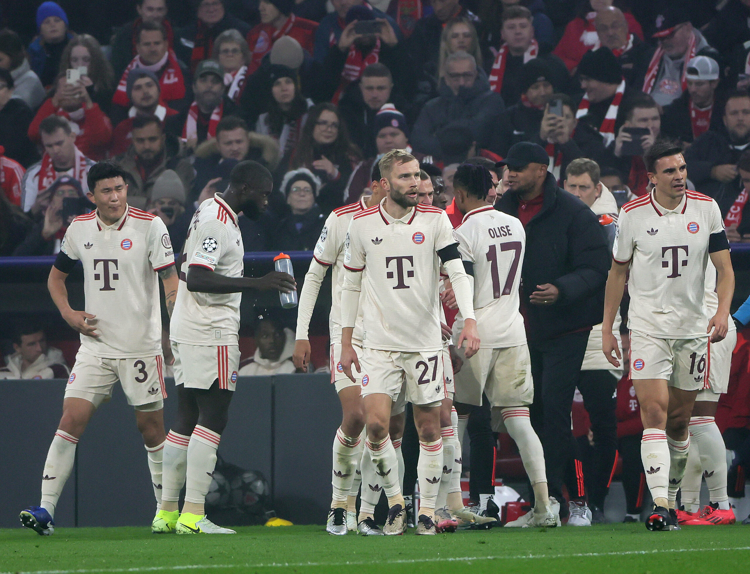 Bayern Spieler an der Trainerbank