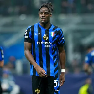 Yann Aurel Bisseck geht über den Platz und guckt zur Seite