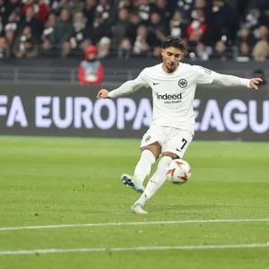 Omar Marmoush schießt einen Freistoß