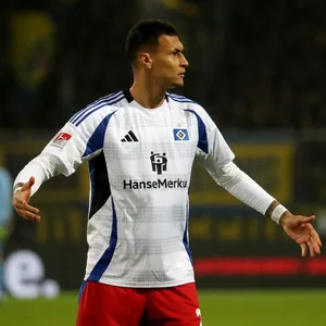 HSV-Stürmer Davie Selke hebt ratlos die Arme.