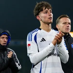 Otto Stange klatscht Richtung Fans
