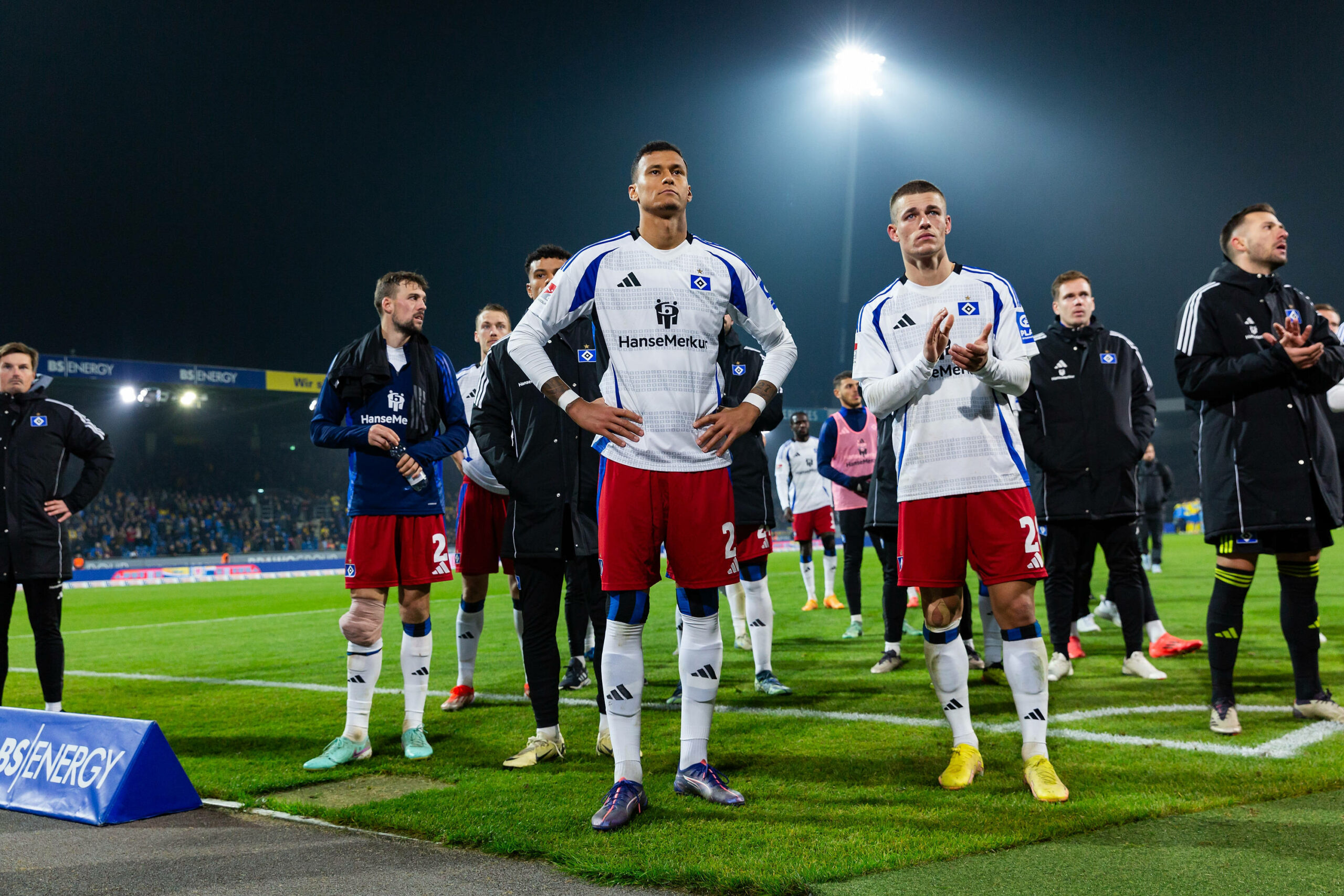 Miro Muheim und Davie Selke vor den HSV-Fans in Braunschweig