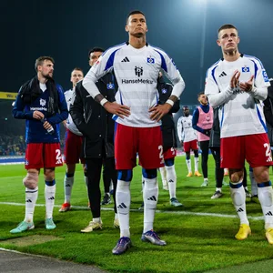 Miro Muheim und Davie Selke vor den HSV-Fans in Braunschweig