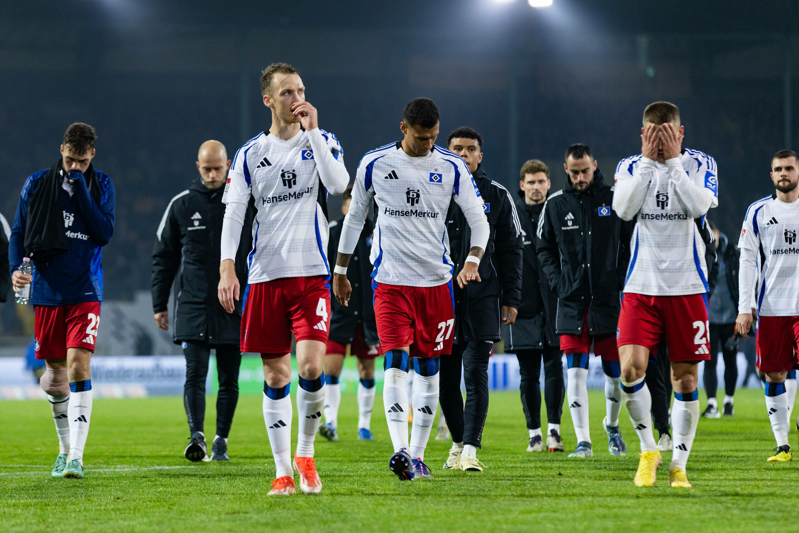 Frust und Enttäuschung bei den HSV-Profis in Braunschweig