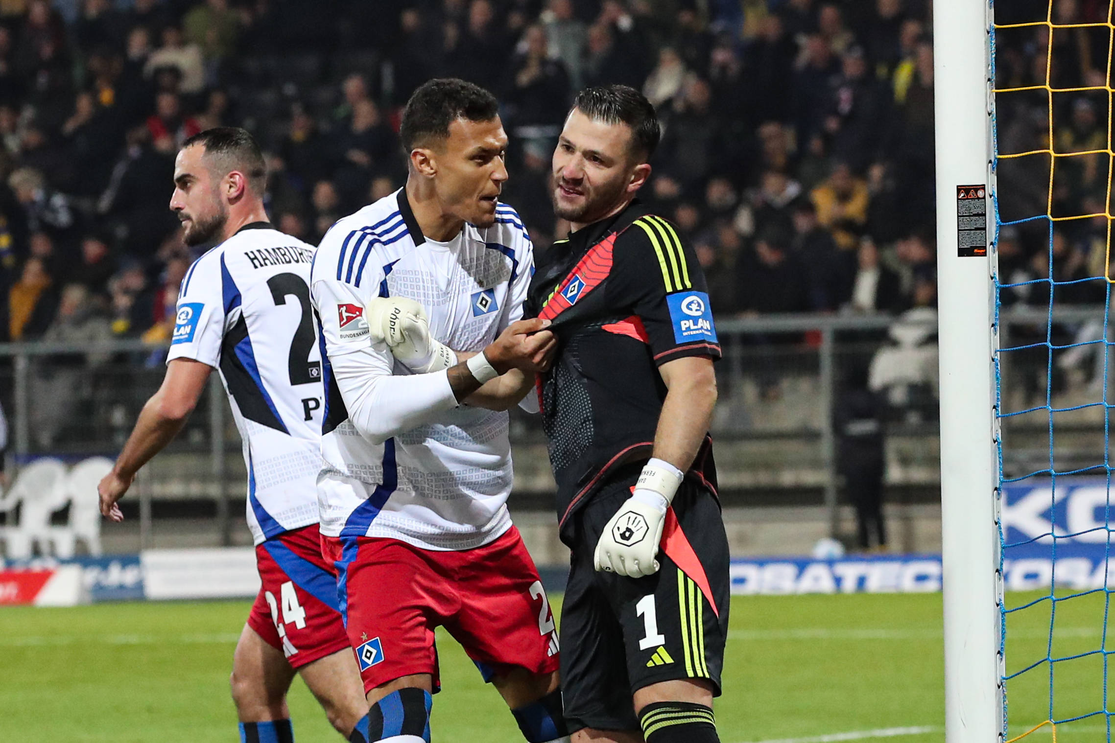 Davie Selke packt Daniel Heuer Fernandes auf dem Platz am Trikot und brüllt ihn an