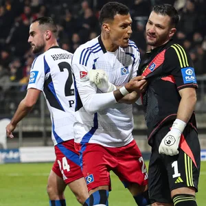 Davie Selke packt Daniel Heuer Fernandes auf dem Platz am Trikot und brüllt ihn an