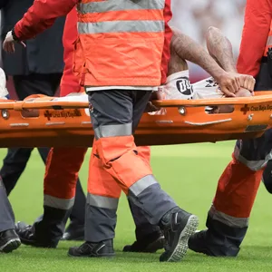 Éder Militão wird von Ärzten vom Platz getragen
