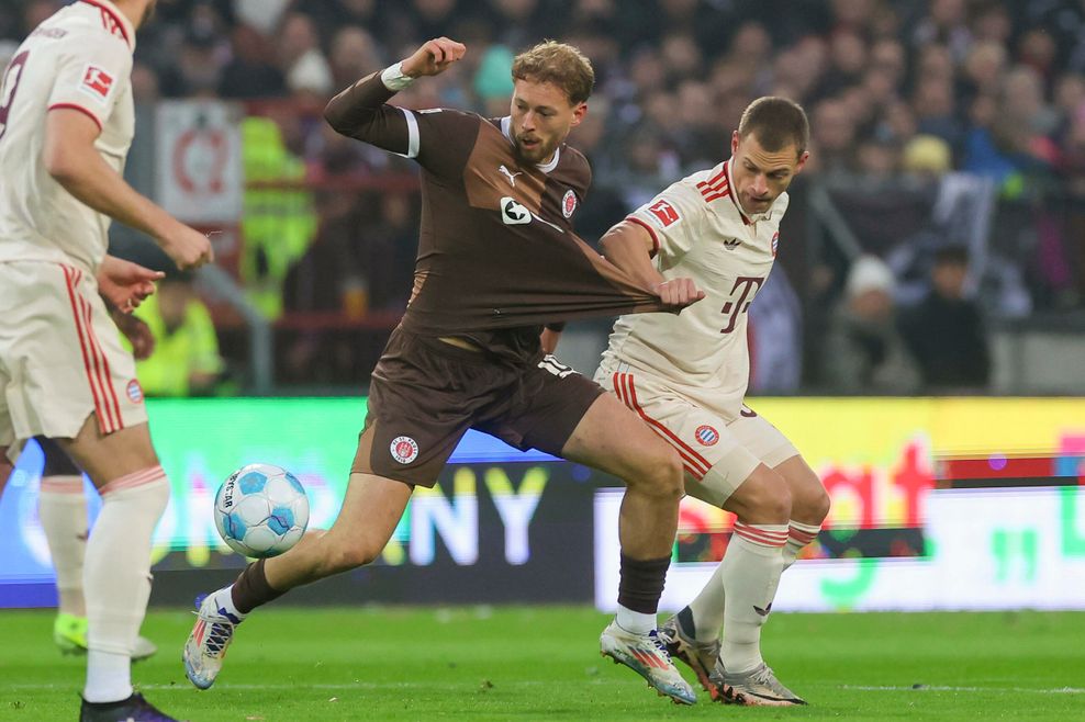 Carlo Boukhalfa (FC St. Pauli) und Joshua Kimmich (FC Bayern Muenchen) kaempfen um den Ball, Bundesliga, FC St. Pauli 19