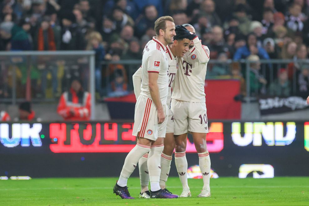 Harry Kane und Leroy Sane bejubeln Treffer mit Jamal Musiala