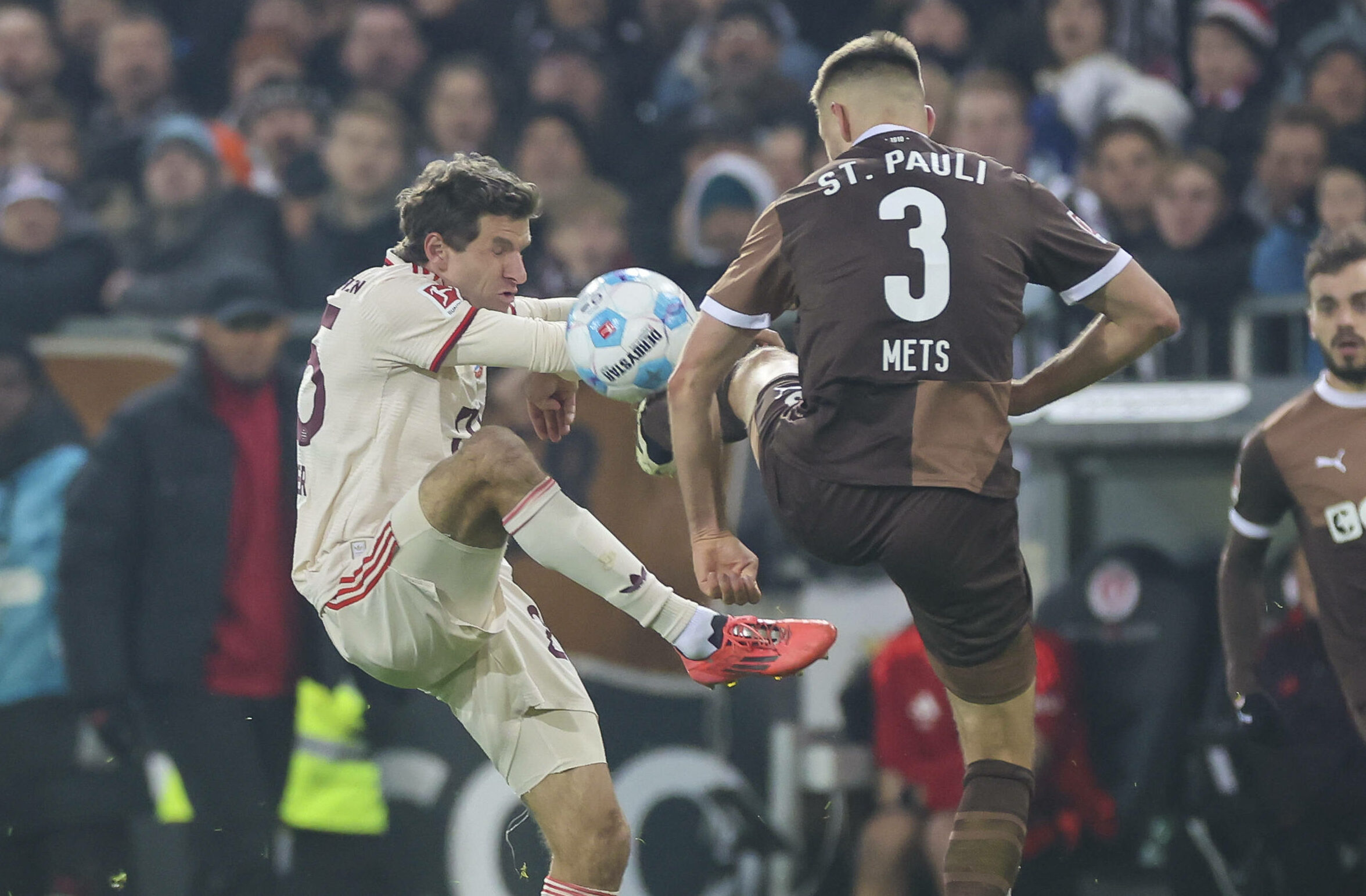 Thomas Müller im Zweikampf mit Karol Mets