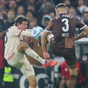 Thomas Müller im Zweikampf mit Karol Mets