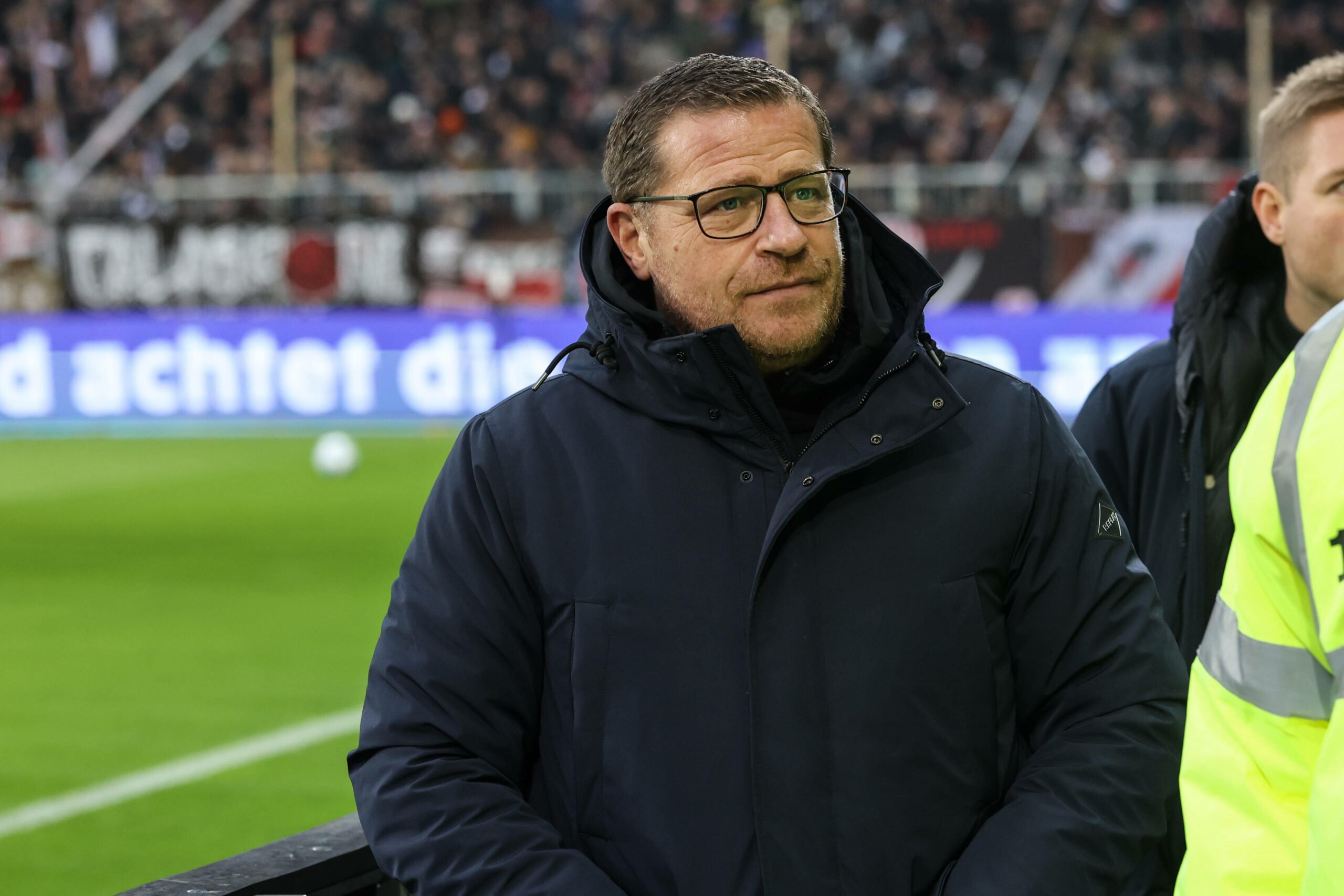 Max Eberl an der Trainerbank