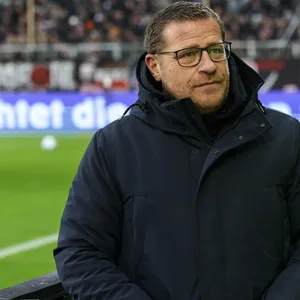Max Eberl an der Trainerbank