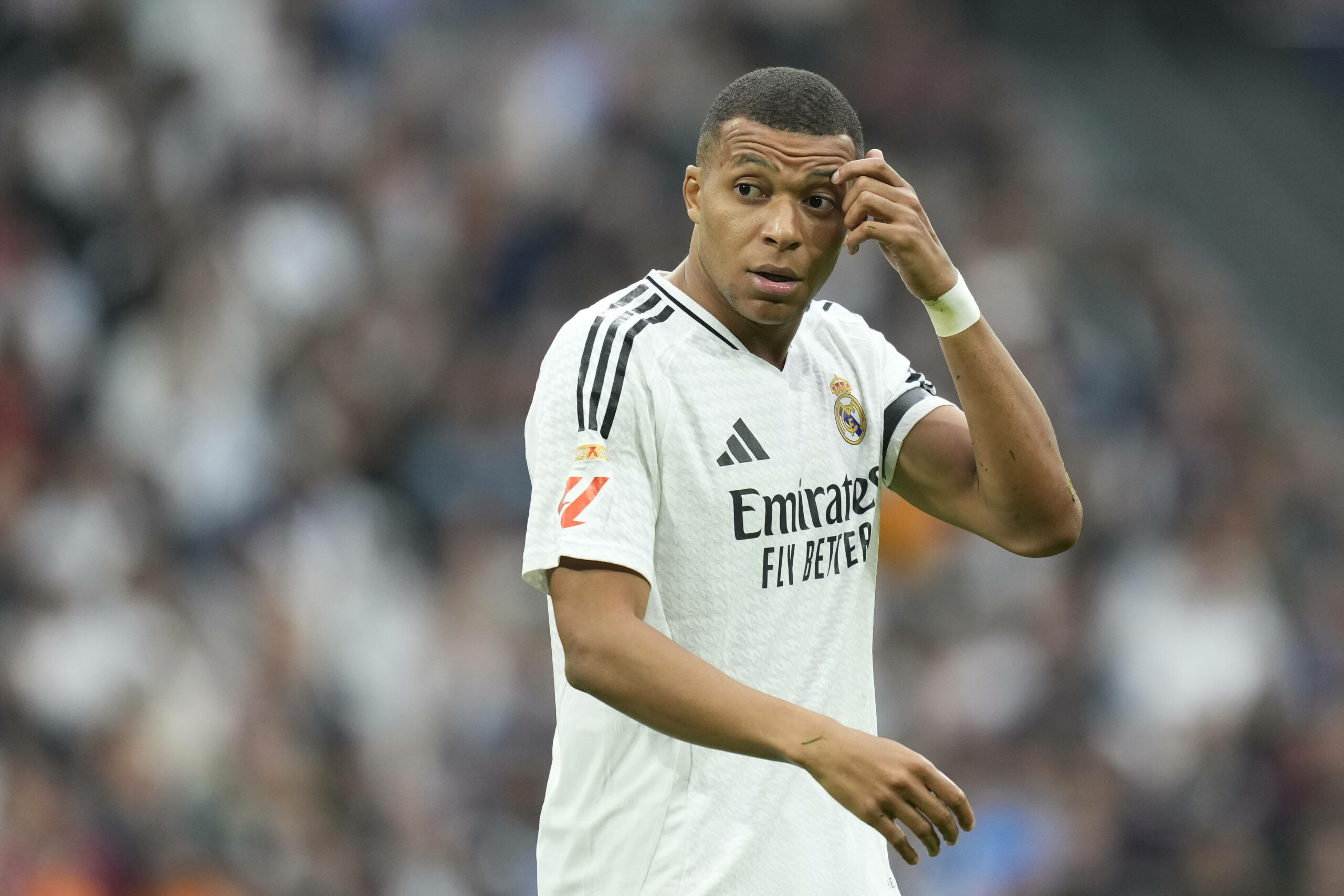 Kylian Mbappé kratzt sich an der Stirn.