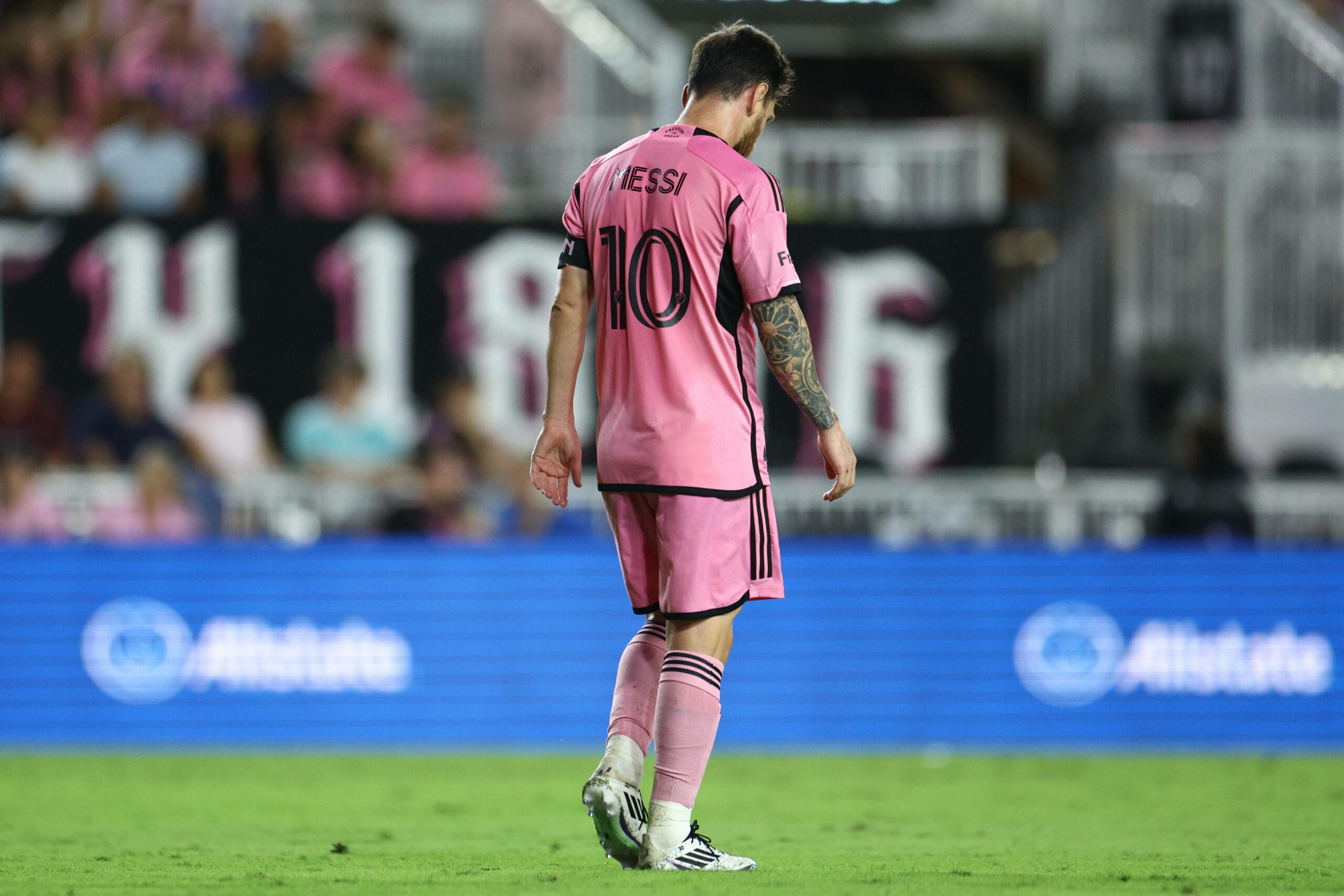 Lionel Messi geht mit gesenktem Kopf über den Platz