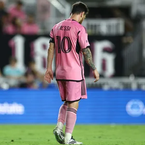 Lionel Messi geht mit gesenktem Kopf über den Platz