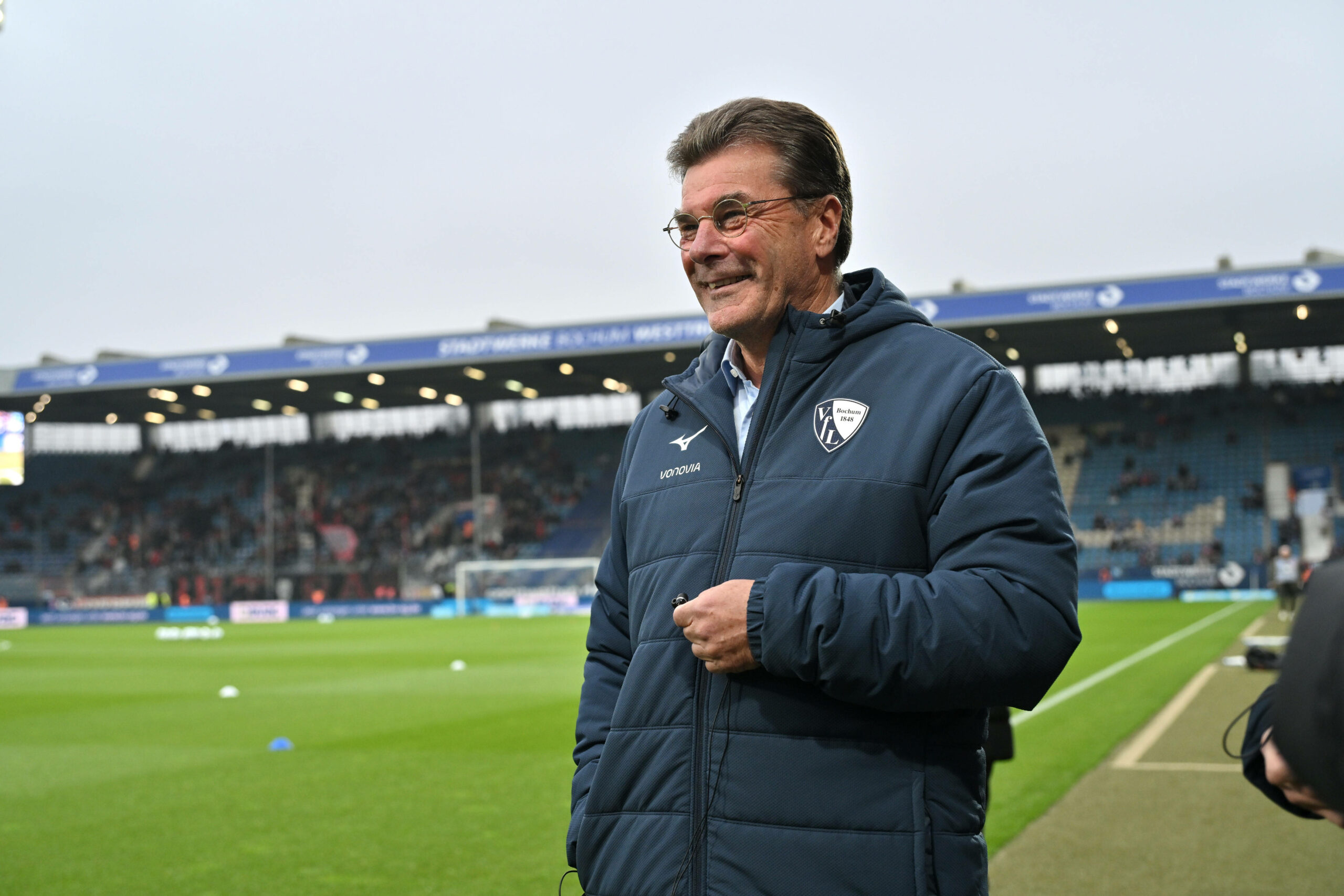 Trainer Dieter Hecking lächelt im Stadion