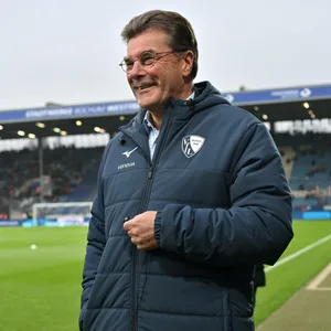 Trainer Dieter Hecking lächelt im Stadion